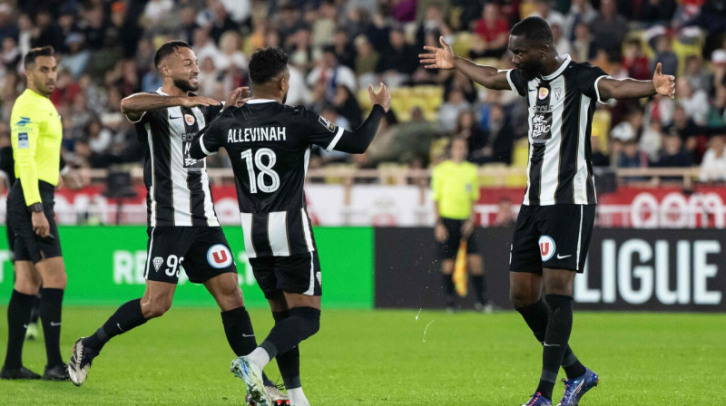 Anžē kluba futbolisti pēc Žana-Eda Aholū (pirmais no labās) vārtu guvuma Monako. Foto: Miguel Medina/AFP/Scanpix