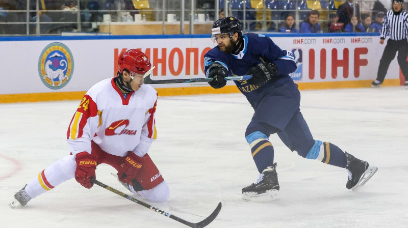 Kazahstānas valstsvienības hokejists Dmitrijs Grencs metiena mirklī. Foto: icehockey.kz