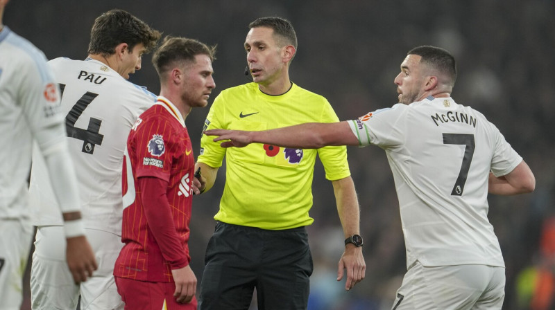 Deivids Kūts galvenā tiesneša lomā "Liverpool" un Birmingemas "Aston Villa" spēlē Anglijas Premjerlīgā, 9. novembrī.
Foto: Jon Super/AP/Scanpix