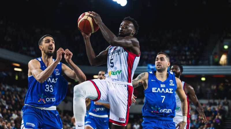 Lielbritānijas valstsvienības basketbolists Aminu Adamu uzbrukumā Grieķijas grozam. Foto: FIBA