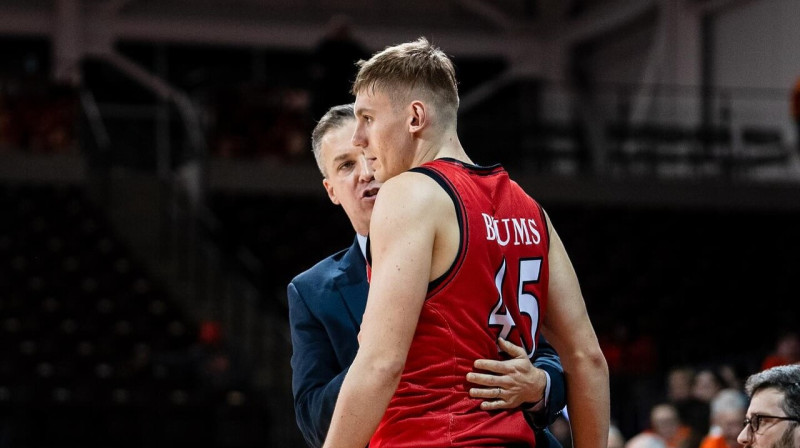 Roberts Blūms ar treneri. Foto: Davidson College Men's Basketball