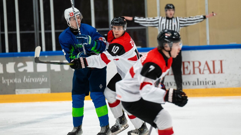 Slovēnijas un Austrijas U20 hokejistu cīņa. Foto: Domen Jančič/Hokejska zveza Slovenije