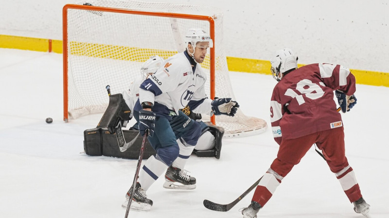 Kristaps Sotnieks aizsardzībā pret Latvijas U18 valstsvienību. Foto: Guntis Lazdāns/LHF