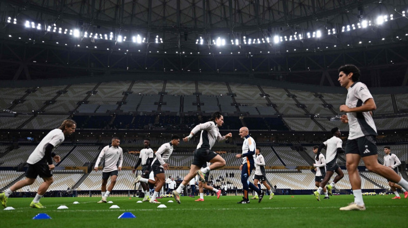 Madrides "Real" futbolisti treniņā pirms FIFA Starpkontinentālā kausa fināla Katarā. Foto: Mahmud Hams/AFP/Scanpix