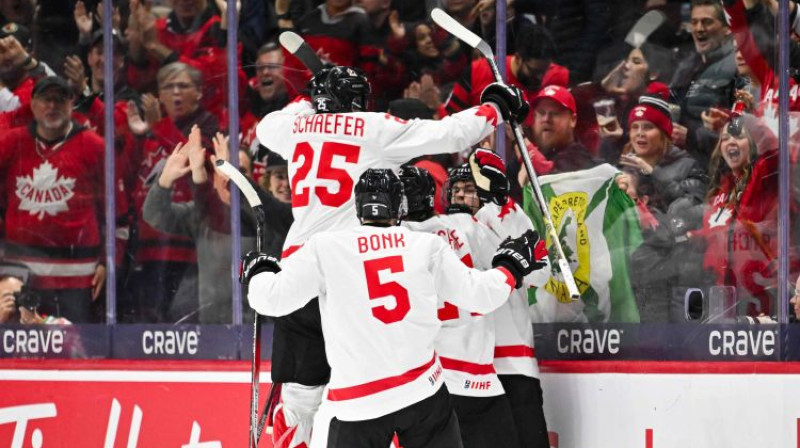 Kanādieši svin vārtu guvumu. Foto: AFP/Scanpix