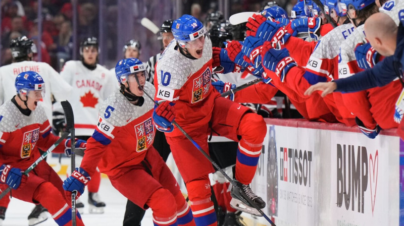 Adams Jeho pēc uzvaras vārtu guvuma cīņā pret Kanādas U20 valstsvienību. Foto: IIHF