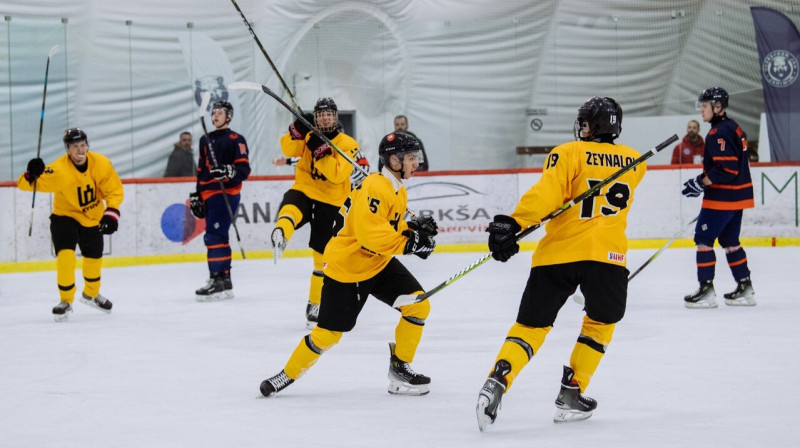 Lietuvas U20 valstsvienības hokejisti pēc vārtu guvuma spēlē pret Nīderlandi. Foto: Hockey Lietuva