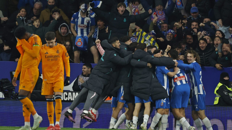 Barselonas "Espanyol" futbolisti un līdzjutēji bauda brīdi pēc vārtu guvuma pret Madrides "Real". Foto: Joan Monfort/AP/Scanpix