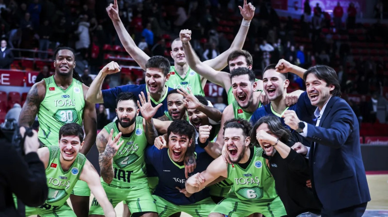 Bursas "Tofaş" basketbolisti pēc uzvaras Saragosā un FIBA Eiropas kausa ceturtdaļfināla sasniegšanas. Foto: FIBA