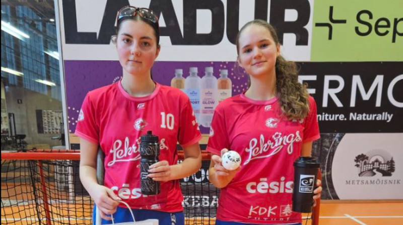 Katrīna Rone (no labās) tikusi pie sava pirmā vārtu guvuma virslīgā, foto: Lekrings/Dāmas