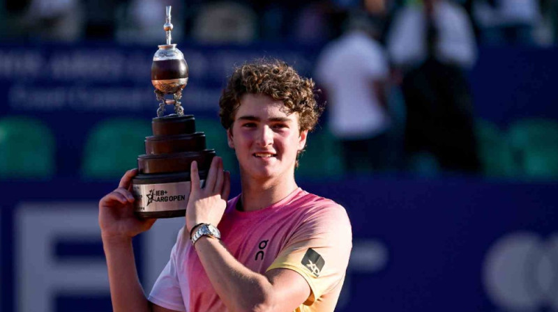 Žuau Fonseka ar Buenosairesas trofeju. Foto: atptour.com