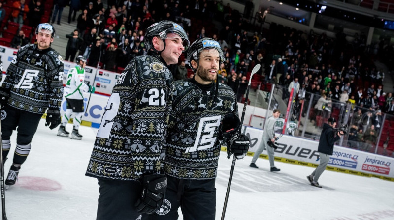 Jānis Jaks ar pirmā virknējuma aizsardzības pārinieku Dalimilu Mikīsku. Foto: HC Energie Karlovy Vary
