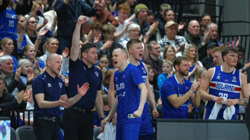Islandes basketbolisti un viņu atbalstītāji 2025. gada 23. februārī. Foto: FIBA