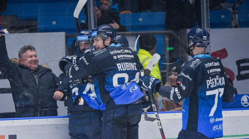 Kristiāns Rubīns ar komandas biedriem. Foto: HC Škoda Plzeň