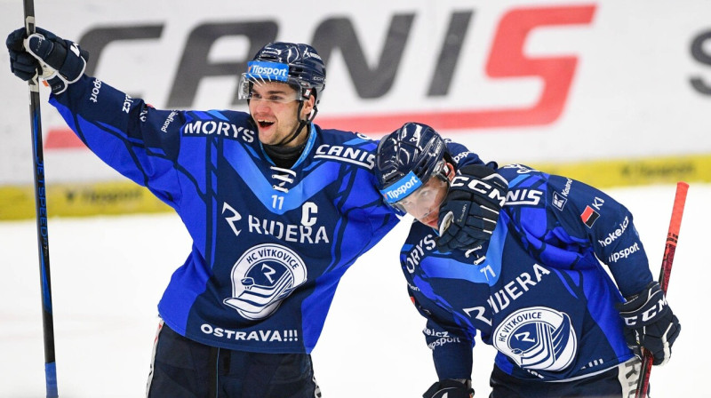 Roberts Bukarts ar komandas biedru Mareku Kalusu pēc vārtu guvuma. Foto: Petr Kotala/HC Vítkovice Ridera