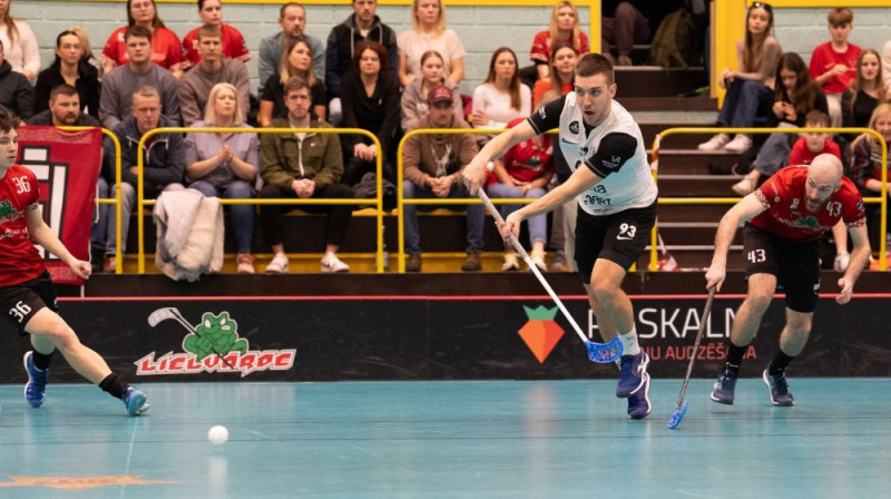 Gvido Lauga izšķirošajā spēlē atzīmējās ar trim vārtu guvumiem, foto: Floorball.lv