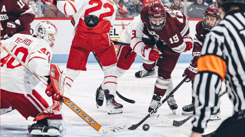 Mirklis no Masačūsetsas Universitātes Amhērstā un Bostonas Universitātes komandu cīņas. Foto: UMass Hockey