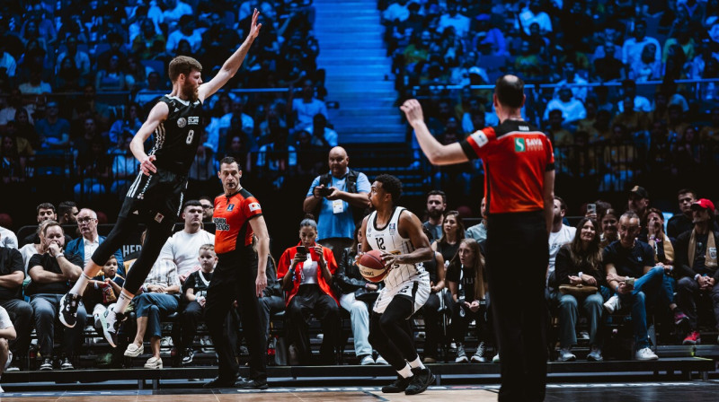 Dāvis Bertāns aizsardzībā pret Stērlingu Braunu. Foto: Dubai Basketball