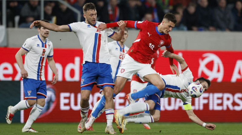 Čehs Patriks Šiks Fēru Salu izlases futbolistu ielenkumā. Foto: David Černý/Reuters/Scanpix