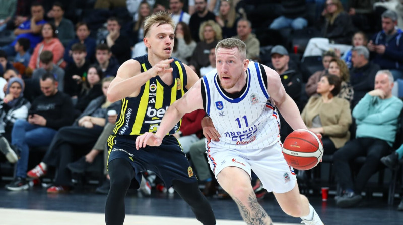 Artūrs Žagars pret Rolandu Šmitu. Foto: Anadolu Efes SK