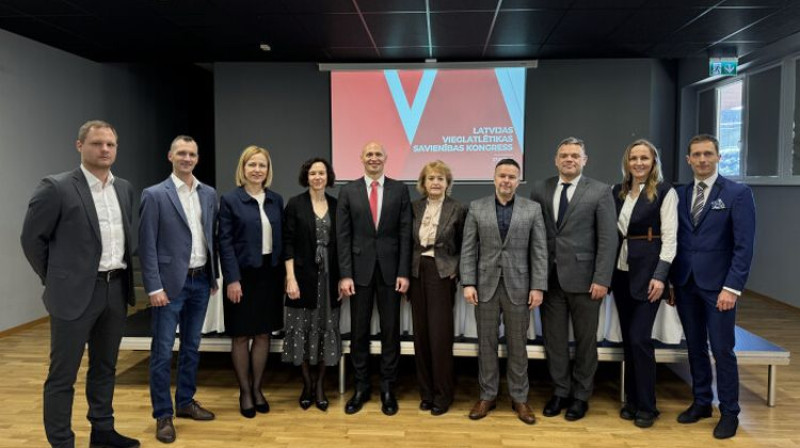 Jaunais LVS prezidents Dmitrijs Miļkevičs (piektais no kreisās). Foto: LVS