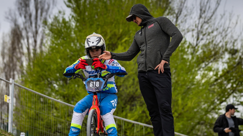 Kristers Apels (no kreisās) ar treneri Edžus Treimani
Foto: Nico Van Dartel