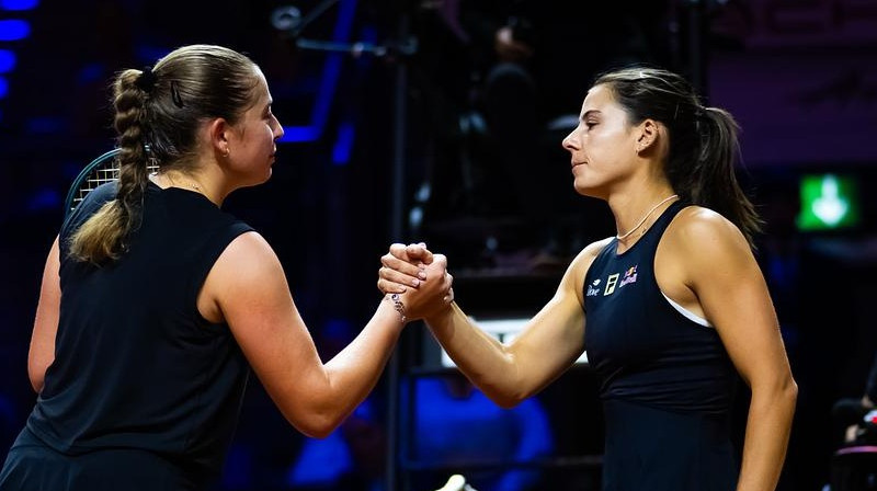 Aļona Ostapenko un Emma Navarro. Foto: Jimmie48 / WTA
