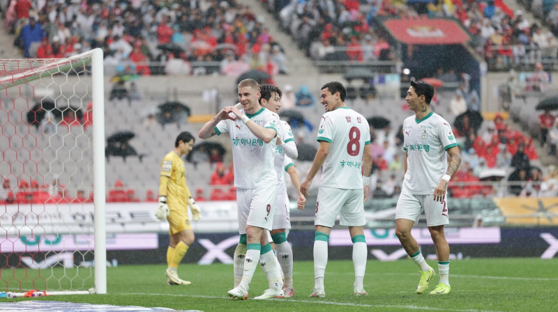 Vladislavs Gutkovskis pēc vārtu guvuma iepriekšējā cīņā pret Seulas klubu. Foto: K League United