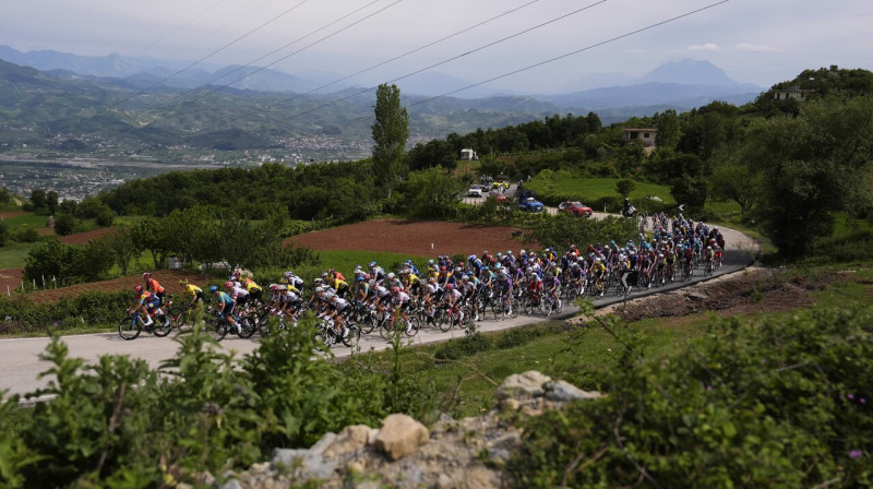 Skats no "Giro d'Italia" velobrauciena pirmā posma Albānijā. Foto: Marco Alpozzi/Zumapress.com/Scanpix