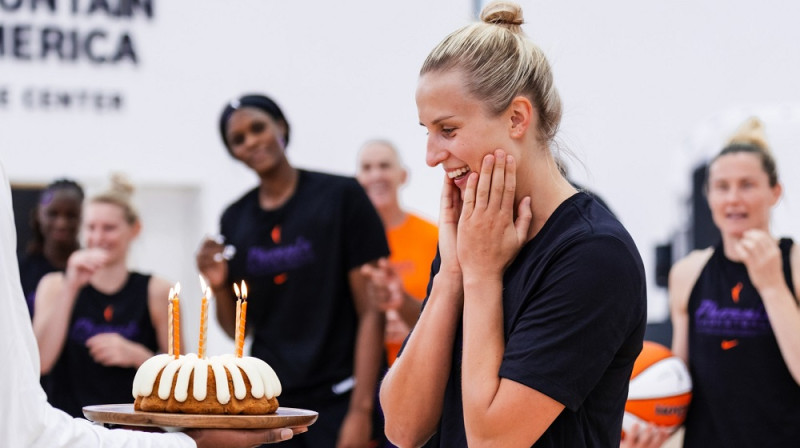 Kitija Laksa 21. maijā saņēma dzimšanas dienas kūku. Foto: Phoenix Mercury