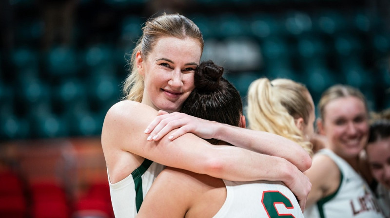 Egle Šventoraite un Kamile Nacickaite-van der Horsta 2025. gada 19. jūnijā. Foto: FIBA