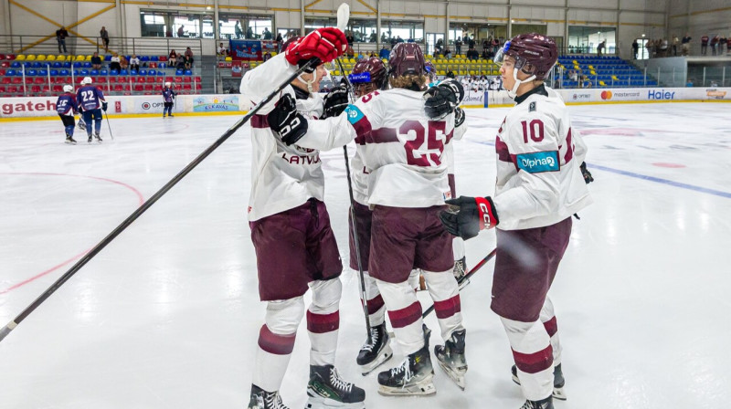 Latvijas U20 valstsvienības kandidātu "baltās" komandas hokejisti. Foto: Dāvis Berners/LHF