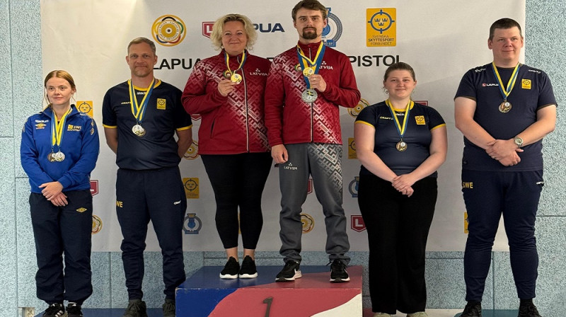 Rihards Zorge ar Ilzi Blanku uz pjedestāla augstākā pakāpiena. Foto: LŠF.