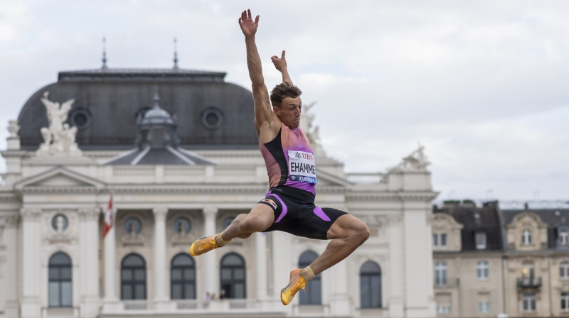 Šveiciešu tāllēcējs Simons Ehammers Dimanta līgas posmā Cīrihē. Foto: Michael Bucholzer/EPA/Scanpix