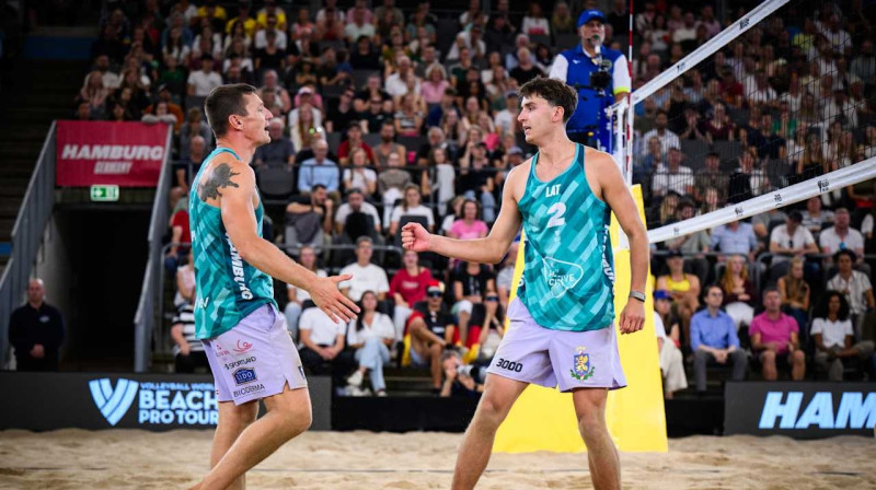 Mārtiņš Pļaviņš un Kristians Fokerots. Foto: volleyballworld.com
