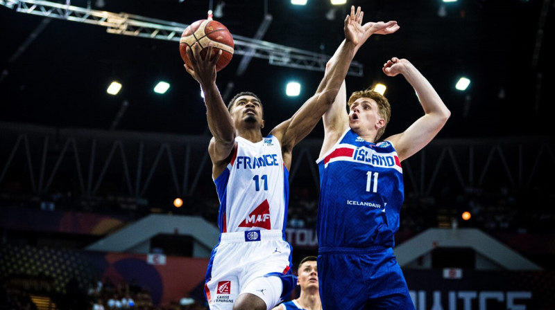 Francijas un Islandes valstsvienību 11. numuru duelis: Teo Maledons pret Almaru Orri Atlasonu. Foto: FIBA
