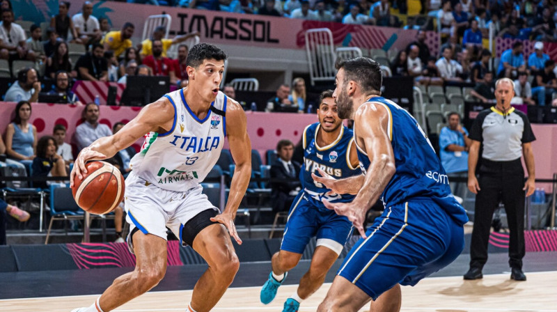 Itālis Simone Fontekio ar bumbu spēlē pret Kipras valstsvienību. Foto: FIBA