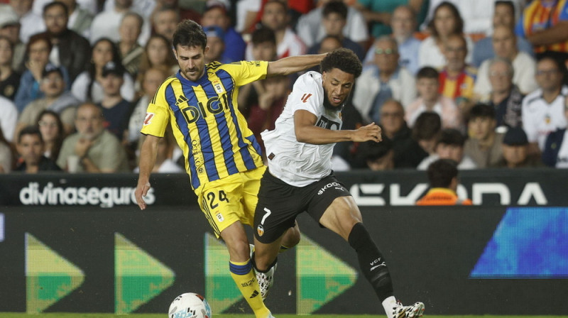 Lukass Ahihado pret Arno Danžuma "La Liga" spēlē. Foto: EPA/Kai Forsterling/Scanpix