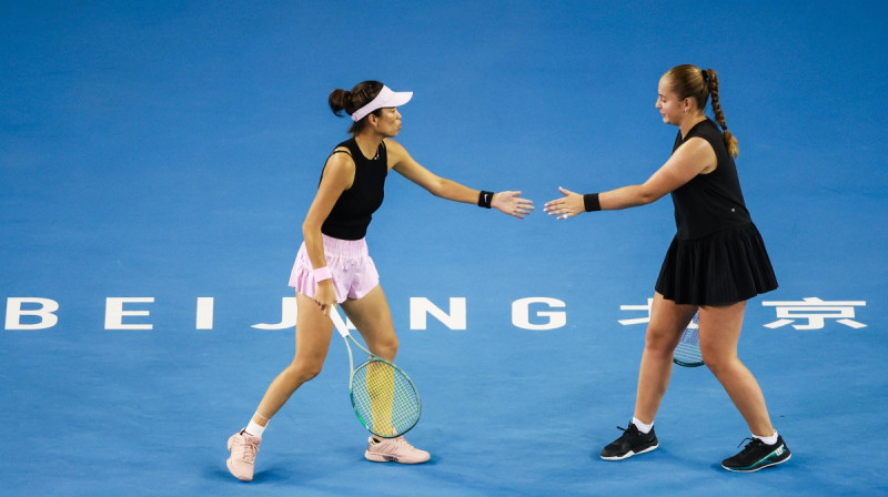 Suvei Šei un Aļona Ostapenko. Foto: WTA / @weibo