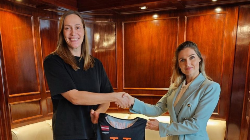 Karlīne Pilābere un VPlab pārstāve. Foto: TTT