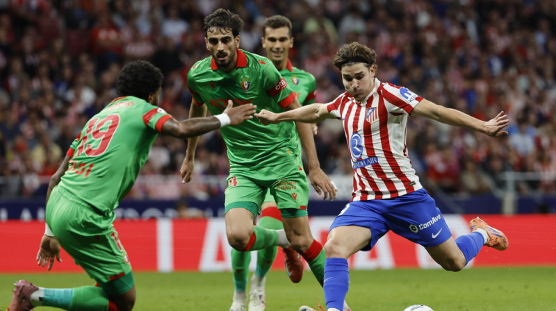 Hulians Alvaress spēlē pret "Osasuna". Foto: EPA/MARISCAL/Scanpix