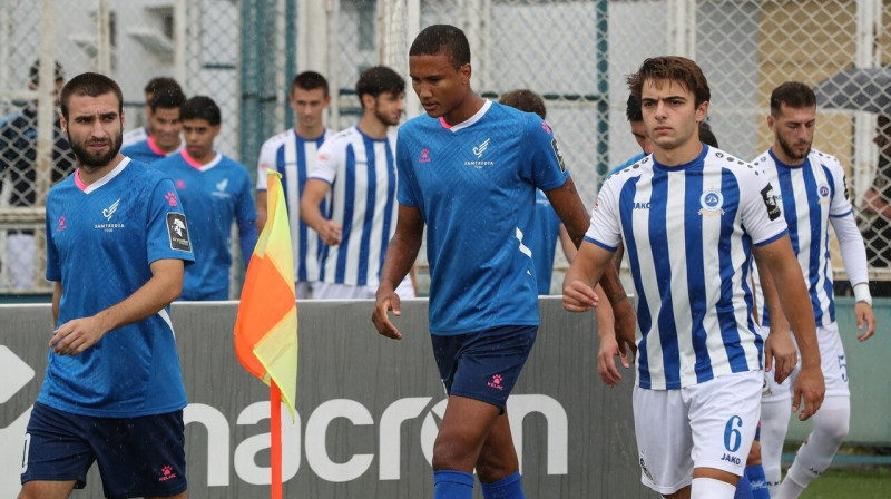 Daniels Nosegbe-Suško (vidū) pirms spēles. Foto: Samtredia FC