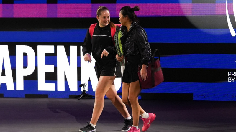 Aļona Ostapenko un Suvei Šei. Foto: WTA Finals Riyadh