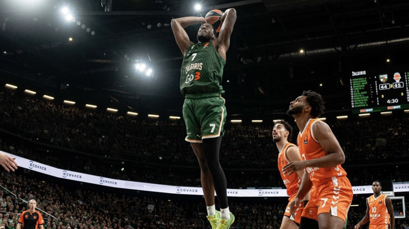 Kauņas "Žalgira" uzbrucējs Mozess Raits pirms bumbas trieciena grozā. Foto: BC Žalgiris Kaunas