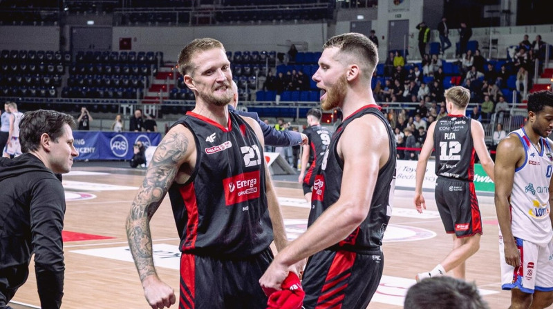 Aigars Šķēle ar komandas biedru. Foto: Zuzanna Broniecka/Czarni Słupsk