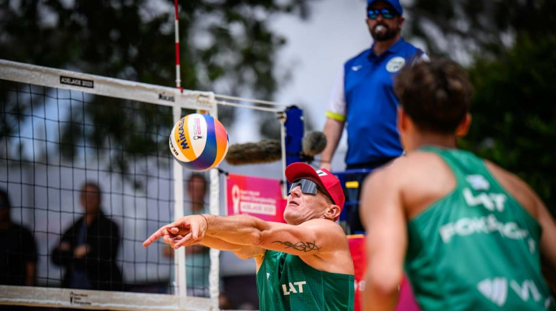 Mārtiņš Pļaviņš un Kristians Fokerots. Foto: volleyballworld.com