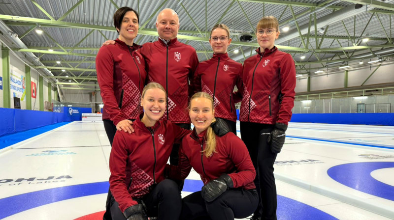 No kreisās augšā: Daina Barone, treneris Roberts Krusts, Rēzija Ieviņa, Evelīna Barone
No kreisās lejā: Betija Gulbe, Katrīna Gaidule
Foto: LKA arhīvs