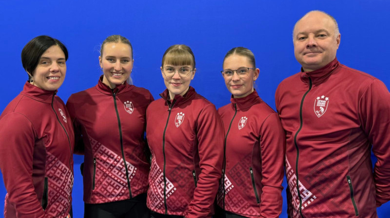 No kreisās: Daina Barone, Katrīna Gaidule, Evelīna Barone, Rēzija Ieviņa, treneris Roberts Krusts
Foto: LKA arhīvs