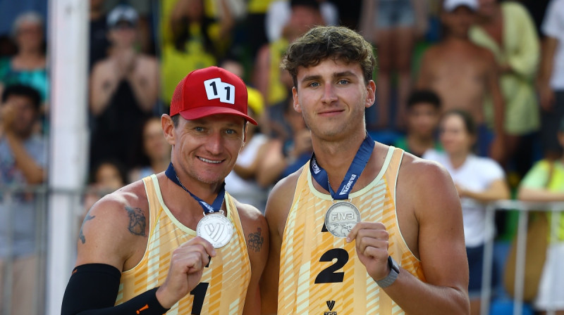 Mārtiņš Pļaviņš un Kristians Fokerots ar Itapemas sudrabu. Foto: volleyballworld.com