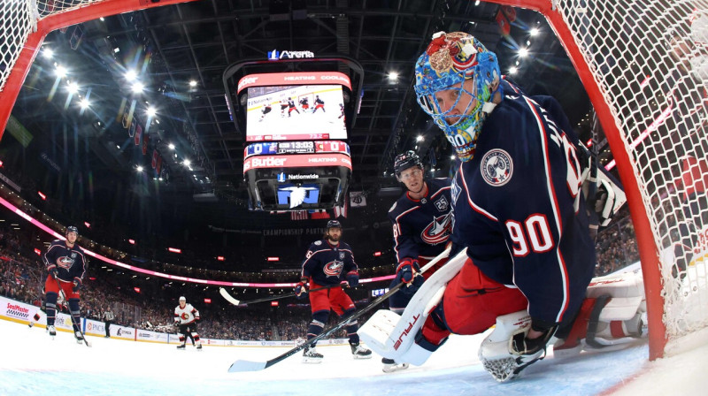 Elvis Merzļikins, nolūkojoties kā ripa ieslīd viņa cietoksnī. Foto: Jason Mowry/AFP/Scanpix